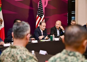 Alfonso Durazo y embajador de Estados Unidos Ronald Johnson en Mesa Estatal de Seguridad en Sonora