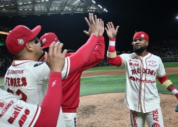 Con ataques de seis y cuatro carreras en el último tercio, otra gran noche de su pitcheo y cinco jugadas de dobles matanzas, los Diablos Rojos del México