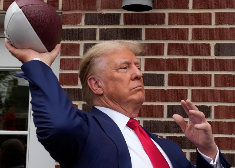 El presidente de Estados Unidos, Donald Trump, tachó este lunes de "ridícula" la nueva regla para los 'kickoff' empleada por la NFL