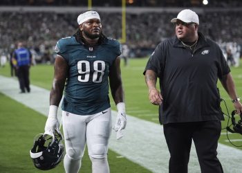 Jalen Carter, tackle defensivo de los campeones Philadelphia Eagles, con 57.222 dólares por escupir a Dak Prescott