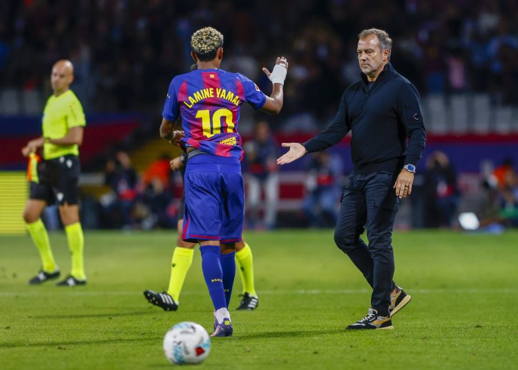 BARCELONA, 28/09/2025.- El técnico alemán del FC Barcelona, Hansi Flick, saluda a su jugador, el delantero Lamine Yamal a la finalización del encuentro correspondiente a la séptima jornada de Liga EA Sports que FC Barcelona y Real Sociedad han disputado este domingo en el estadio de Montjuic, en Barcelona. EFE/Quique García.