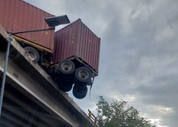 Tráiler queda colgado en puente del Edomex