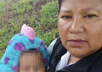 Madre acompaña a Jazlyn Azulet durante su traslado para atención médica en Texas