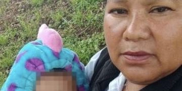 Madre acompaña a Jazlyn Azulet durante su traslado para atención médica en Texas