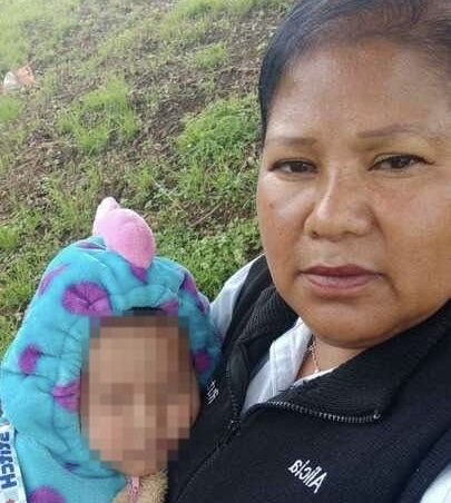 Madre acompaña a Jazlyn Azulet durante su traslado para atención médica en Texas