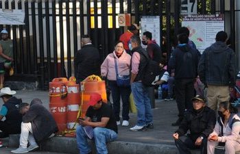 Familiares esperan noticias afuera del ISSSTE Zaragoza tras explosión en Iztapalapa