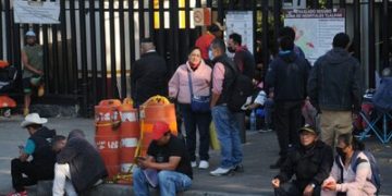 Familiares esperan noticias afuera del ISSSTE Zaragoza tras explosión en Iztapalapa