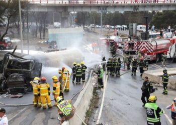 Explosión de pipa de gas en Calzada Ignacio Zaragoza en la Ciudad de México