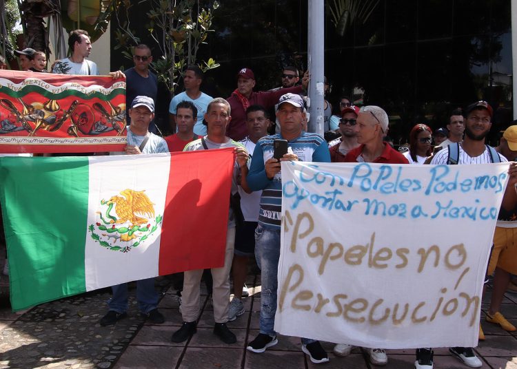 Migrantes cubanos se preparan para salir de Tapachula rumbo a Ciudad de México en busca de regularización migratoria. EFE/Juan Manuel Blanco