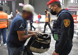 Policía revisa accesos en estación del Metro CDMX durante operativo Cero Pirotecnia 2025.