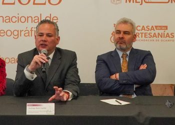 Santiago Nieto Castillo durante el anuncio de la Bienal de oriGIn 2025 en Morelia.