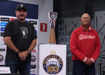 Los managers Lorenzo Bundy y Benjamín Gil de los Diablos Rojos y Charros de Jalisco.