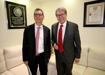 Ricardo Monreal recibe el Paquete Económico 2026 en San Lázaro