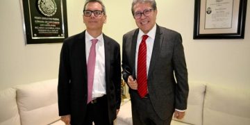 Ricardo Monreal recibe el Paquete Económico 2026 en San Lázaro