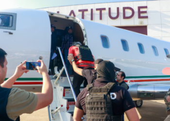 Avión de la FGR que traslada a Hernán Bermúdez Requena desde Asunción a México