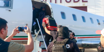 Avión de la FGR que traslada a Hernán Bermúdez Requena desde Asunción a México