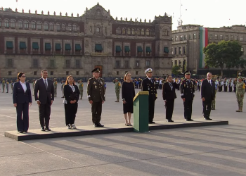Sheinbaum encabeza ceremonia de izamiento de bandera en conmemoración a los sismos de 1985 y 2017