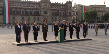 Sheinbaum encabeza ceremonia de izamiento de bandera en conmemoración a los sismos de 1985 y 2017