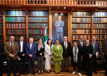 Pablo Gómez durante reunión con magistrados del Tribunal Electoral
