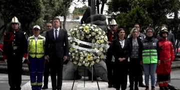 Clara Brugada durante ceremonia cívica por el 40 aniversario del sismo de 1985 en la CDMX.