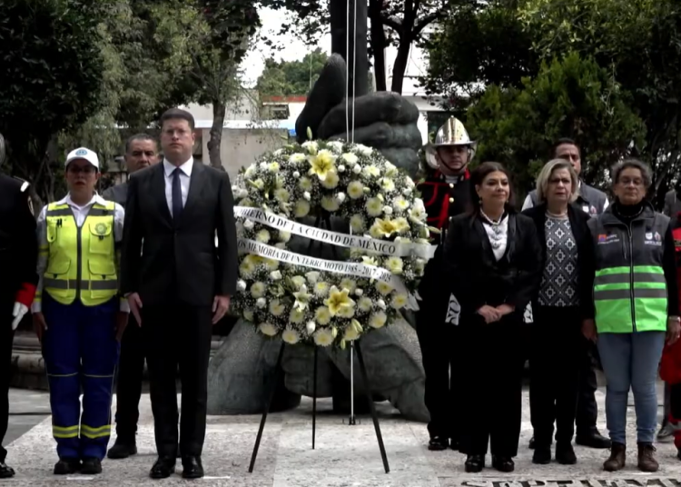 Clara Brugada durante ceremonia cívica por el 40 aniversario del sismo de 1985 en la CDMX.