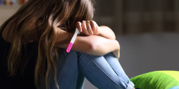 “Jóvenes participando en taller educativo sobre prevención del embarazo adolescente”