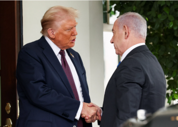 Donald Trump y Benjamín Netanyahu estrechándose la mano frente a la Casa Blanca durante su reunión por Gaza.