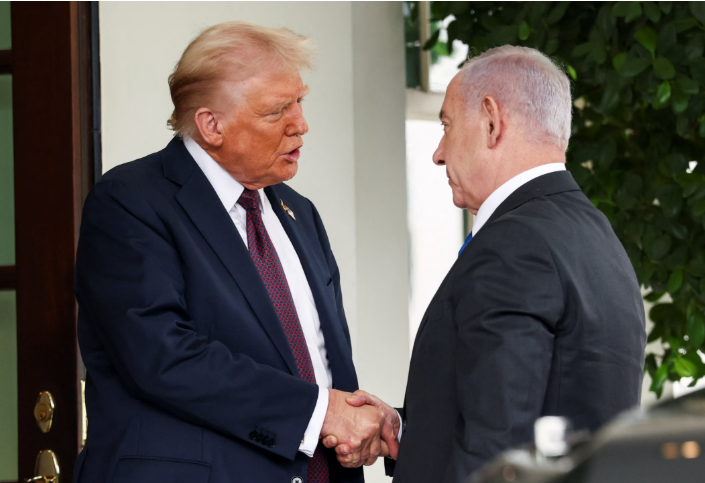 Donald Trump y Benjamín Netanyahu estrechándose la mano frente a la Casa Blanca durante su reunión por Gaza.