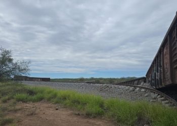 Descarrila tren cargado con cobre en Sonora