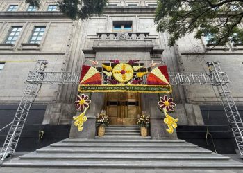 ¿Qué significa el arreglo floral que está en la entrada de la SCJN?
