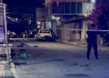 Peritos de la Fiscalía del Edomex en el tianguis de San Agustín, Xalatlaco tras tiroteo