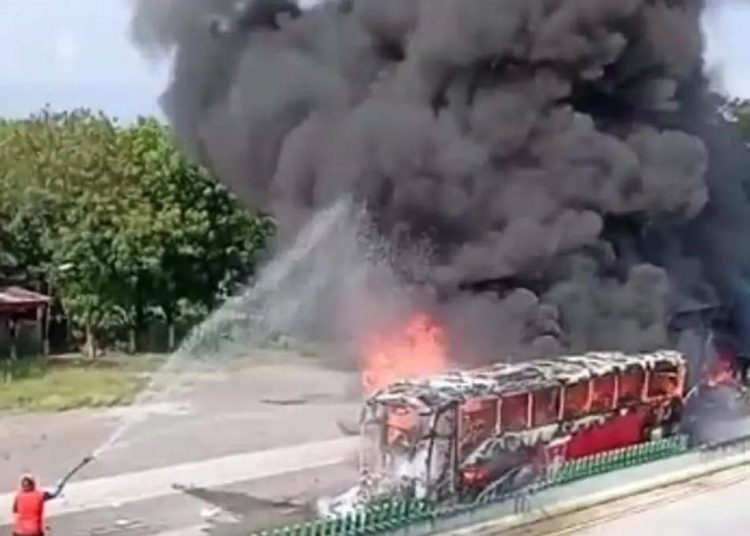 Fuerte incendio en la autopista Córdoba – Veracruz tras choque de autobús ADO con tráiler