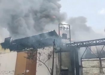 Incendio en empresa de químicos en Escobedo con columnas de humo negro.