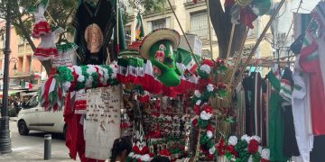 A la baja hasta en un 50% las ventas de productos patrios en el Centro Histórico