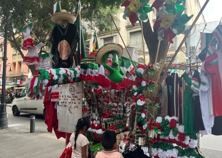 Comerciantes del Centro Histórico sufren bajas ventas de productos patrios | FOTO JUAN E. VELAZQUEZ