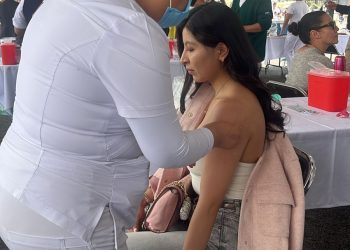 Personal de salud aplica vacunas en módulo del Estadio Olímpico Universitario.