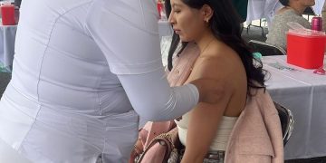 Personal de salud aplica vacunas en módulo del Estadio Olímpico Universitario.
