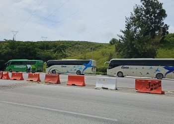 Padres de los 43 normalistas desaparecidos tomaron la caseta de peaje de la Autopista del Sol