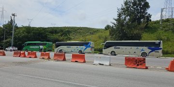 Padres de los 43 normalistas desaparecidos tomaron la caseta de peaje de la Autopista del Sol