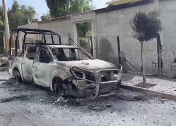 Patrulla incendiada durante enfrentamientos en Nextlalpan, Estado de México.