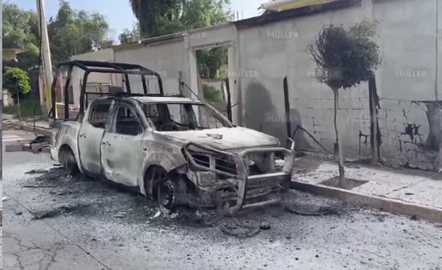 Patrulla incendiada durante enfrentamientos en Nextlalpan, Estado de México.