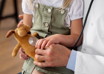 Niños practicando hábitos de alimentación saludable