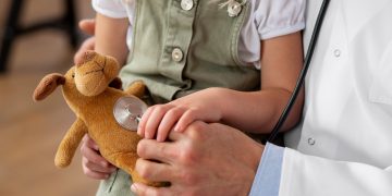 Niños practicando hábitos de alimentación saludable