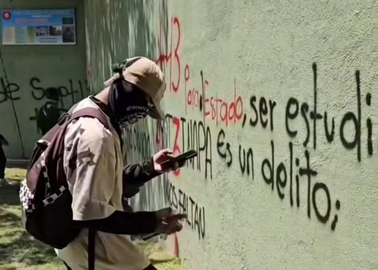 Normalistas atacan el 27 Batallón de Infantería en Iguala por Ayotzinapa