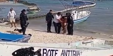 Policías turísticos en Playa del Carmen durante operativo