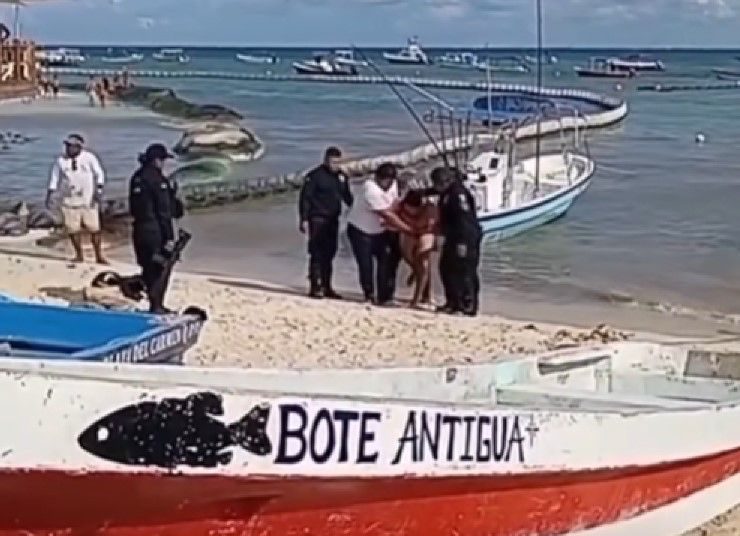 Policías turísticos en Playa del Carmen durante operativo