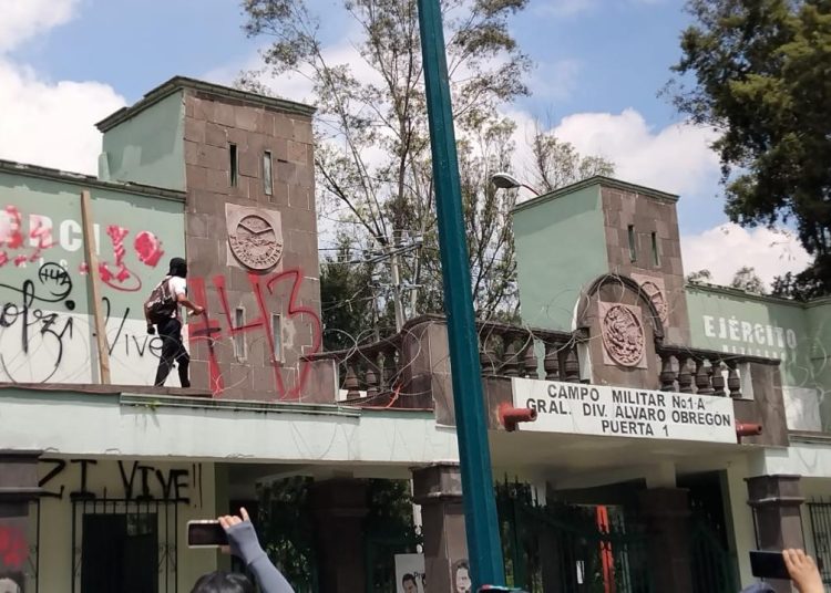 Normalistas Vandalizan Campo Militar 1-A en Protesta por Ayotzinapa