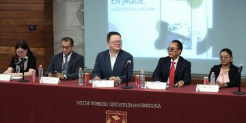 Magistrado Felipe de la Mata durante conferencia sobre reforma judicial en UATx