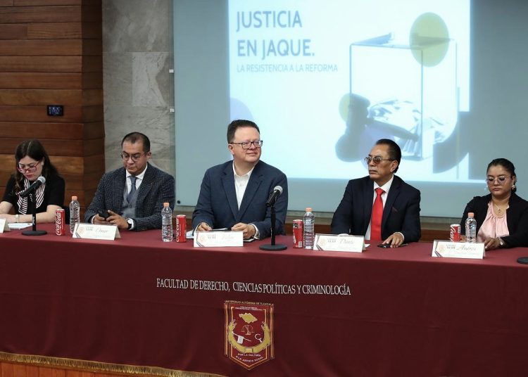 Magistrado Felipe de la Mata durante conferencia sobre reforma judicial en UATx