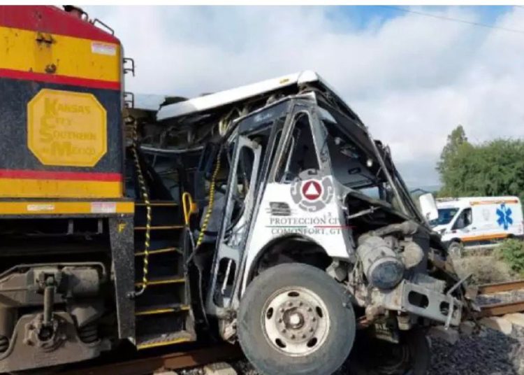 Trágico Accidente en Comonfort: Autobús Choca con Tren
